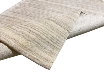 Gabbeh-Loom-Teppich mit sichtbarer Webkante, hellbeige-grau, diagonale Perspektive