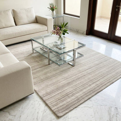 Teppich in hellem Beige mit feinen, horizontalen Streifen über die Fläche