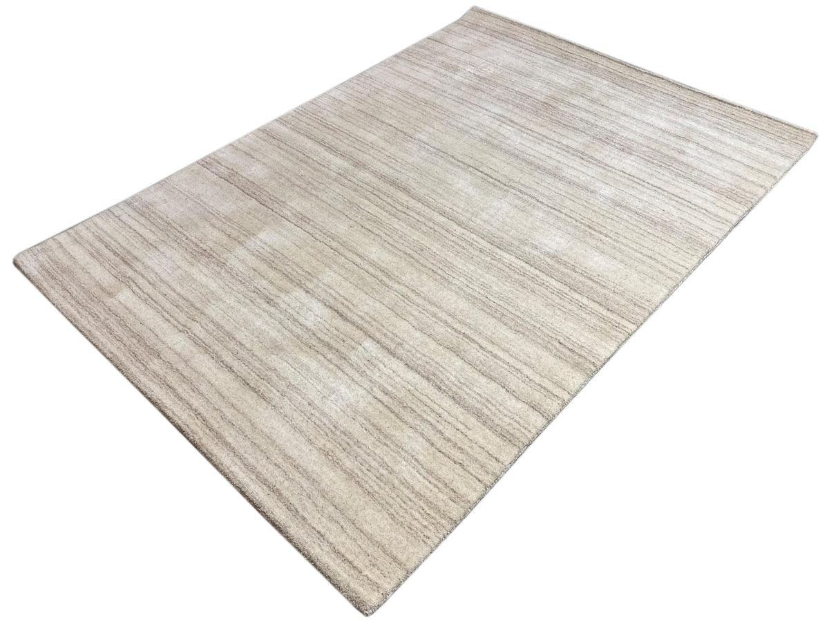 Teppich in hellem Beige mit feinen vertikalen Linien, rechteckig