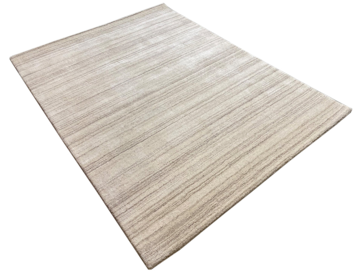 Teppich in hellem Beige mit feinem Streifenlayout, flach ausgelegt