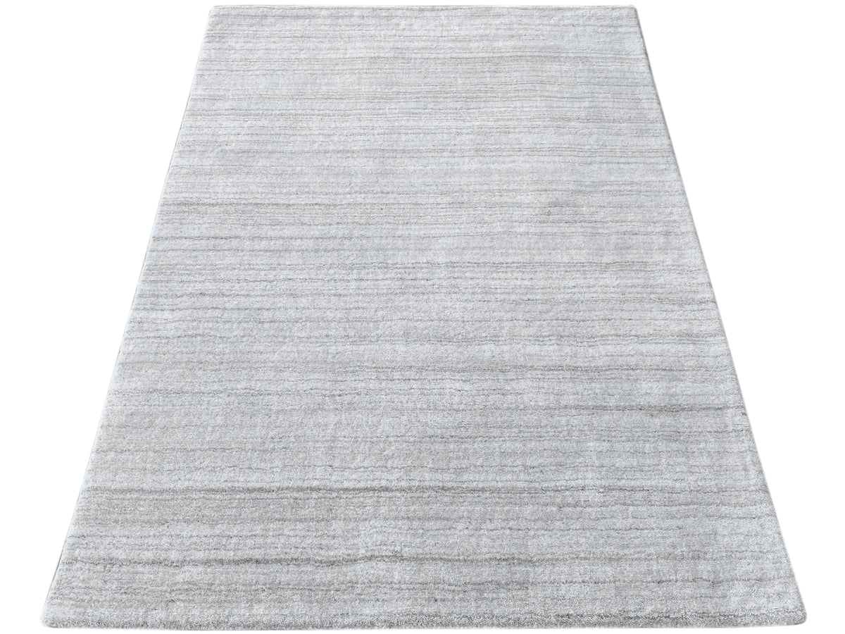 Loom Luri Teppich, hellgrau, rechteckig mit harmonisch verlaufender Linienstruktur.