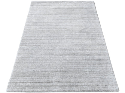 Loom Luri Teppich, hellgrau, rechteckig mit harmonisch verlaufender Linienstruktur.