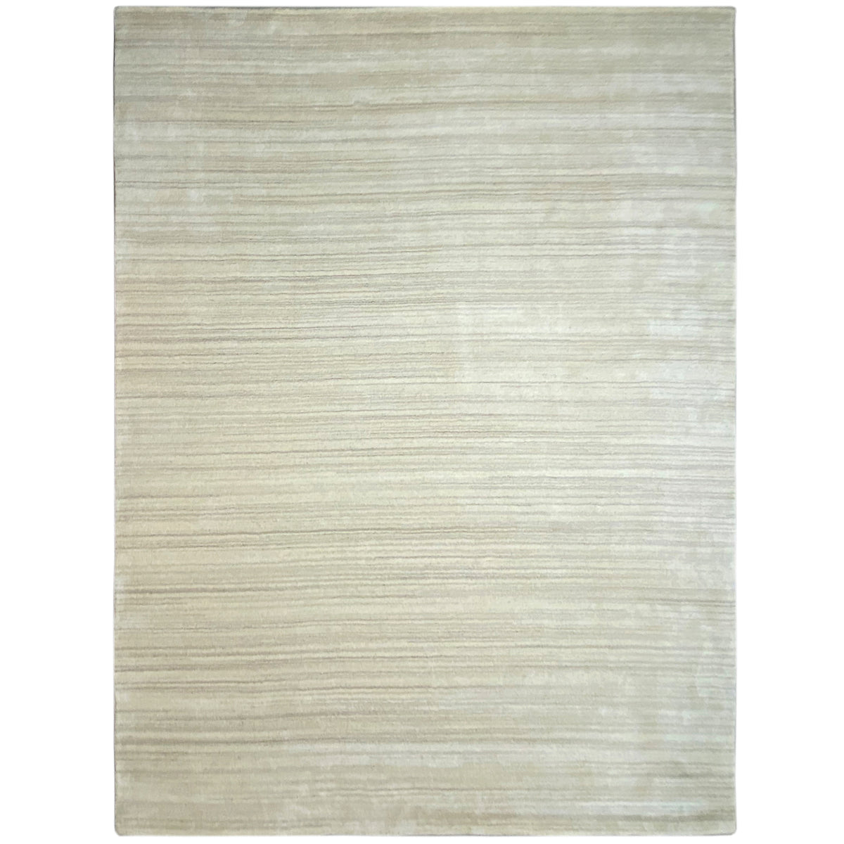 Gabbeh-Loom-Teppich mit ruhigem Streifenmuster, hellbeige, quadratisch wirkend.