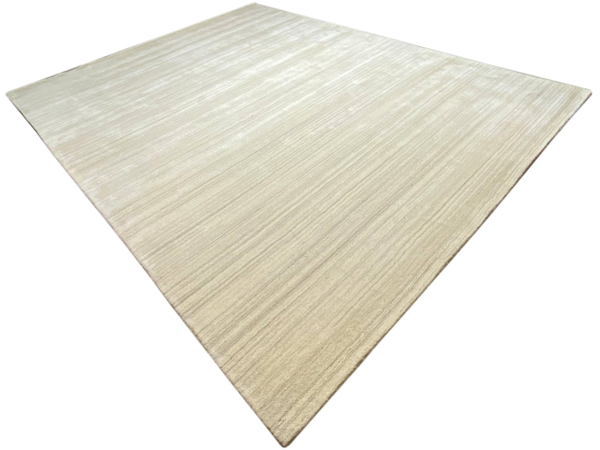 Gabbeh-Loom-Teppich in Dreiviertel-Ansicht, hellbeige mit feinen Längsstreifen.