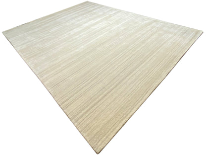 Gabbeh-Loom-Teppich in Dreiviertel-Ansicht, hellbeige mit feinen Längsstreifen.
