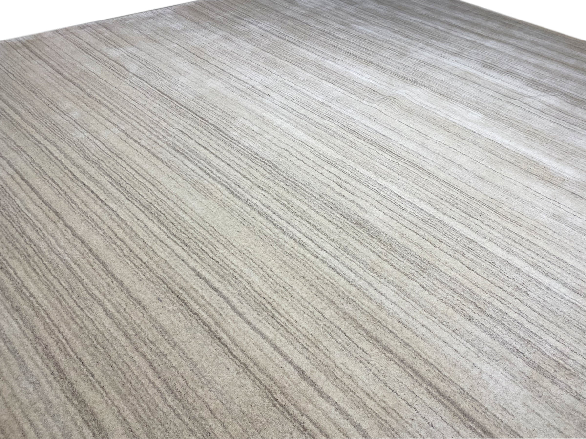 Gabbeh-Loom-Teppich Oberfläche: feine Längsstreifen in hellbeige, gleichmäßiges Muster.