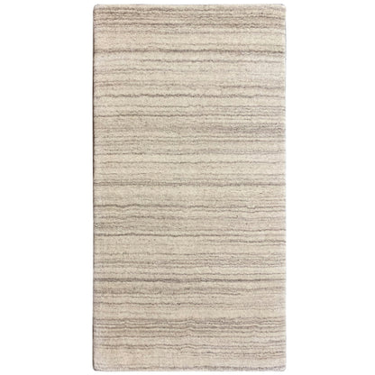 Teppichrechteck mit feinen horizontalen Streifen in hellem Beige und Grau