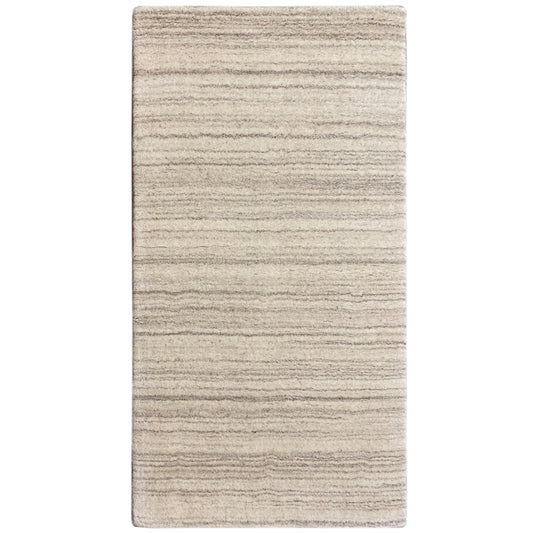 Teppichrechteck mit feinen horizontalen Streifen in hellem Beige und Grau