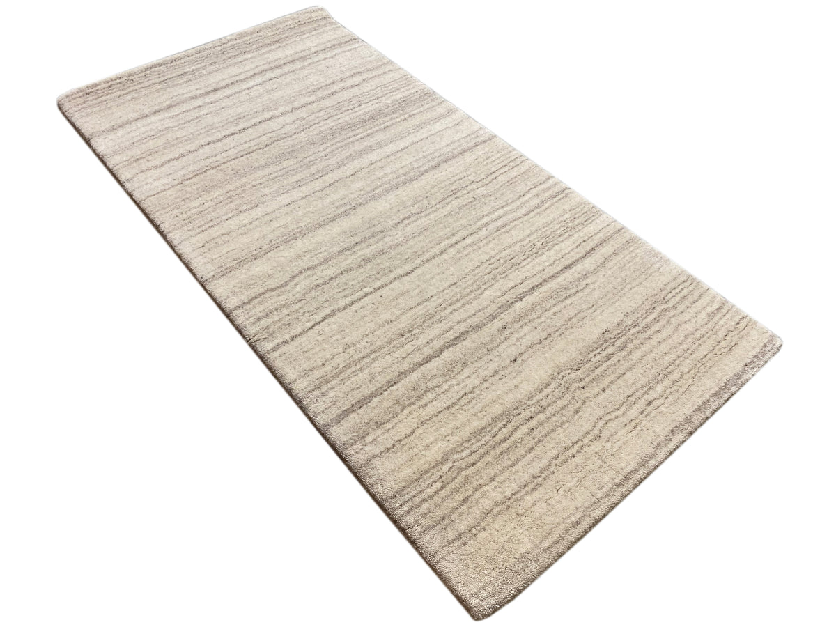 Teppich in hellem Beige mit subtilen, gleichmäßigen Linien über die gesamte Fläche