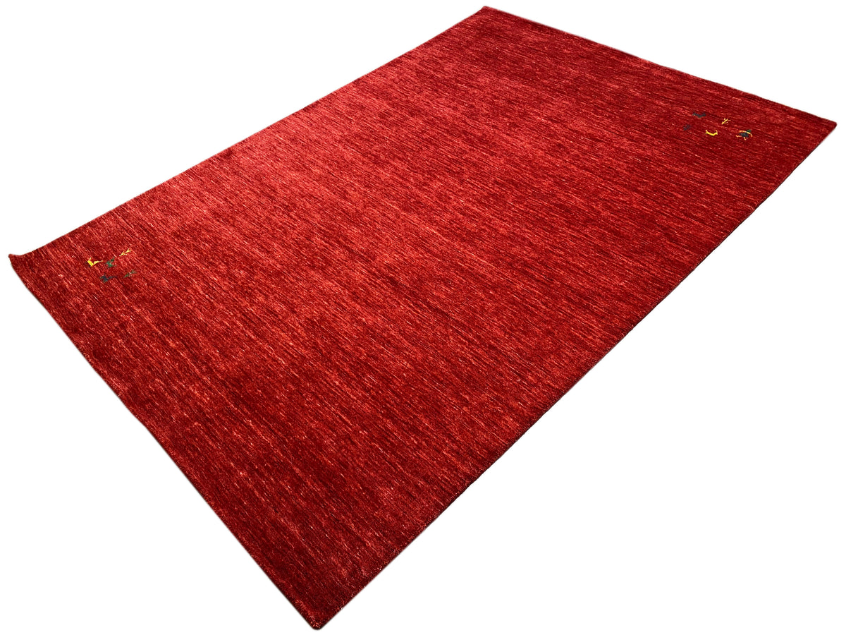 Loom Luri Teppich in Rot mit kurzem Flor, rechteckig, schräger Blick auf die Fläche.