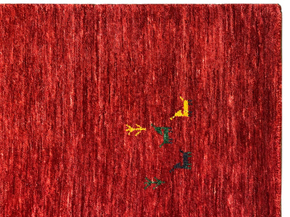 Loom Luri Teppich: roter Flor mit feiner, vertikaler Textur und kleinen farbigen Einsprengseln.
