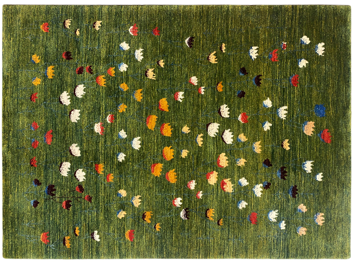Nahaufnahme: Olivgrüner Teppich mit vielen bunten Blumenmotiven und Struktur