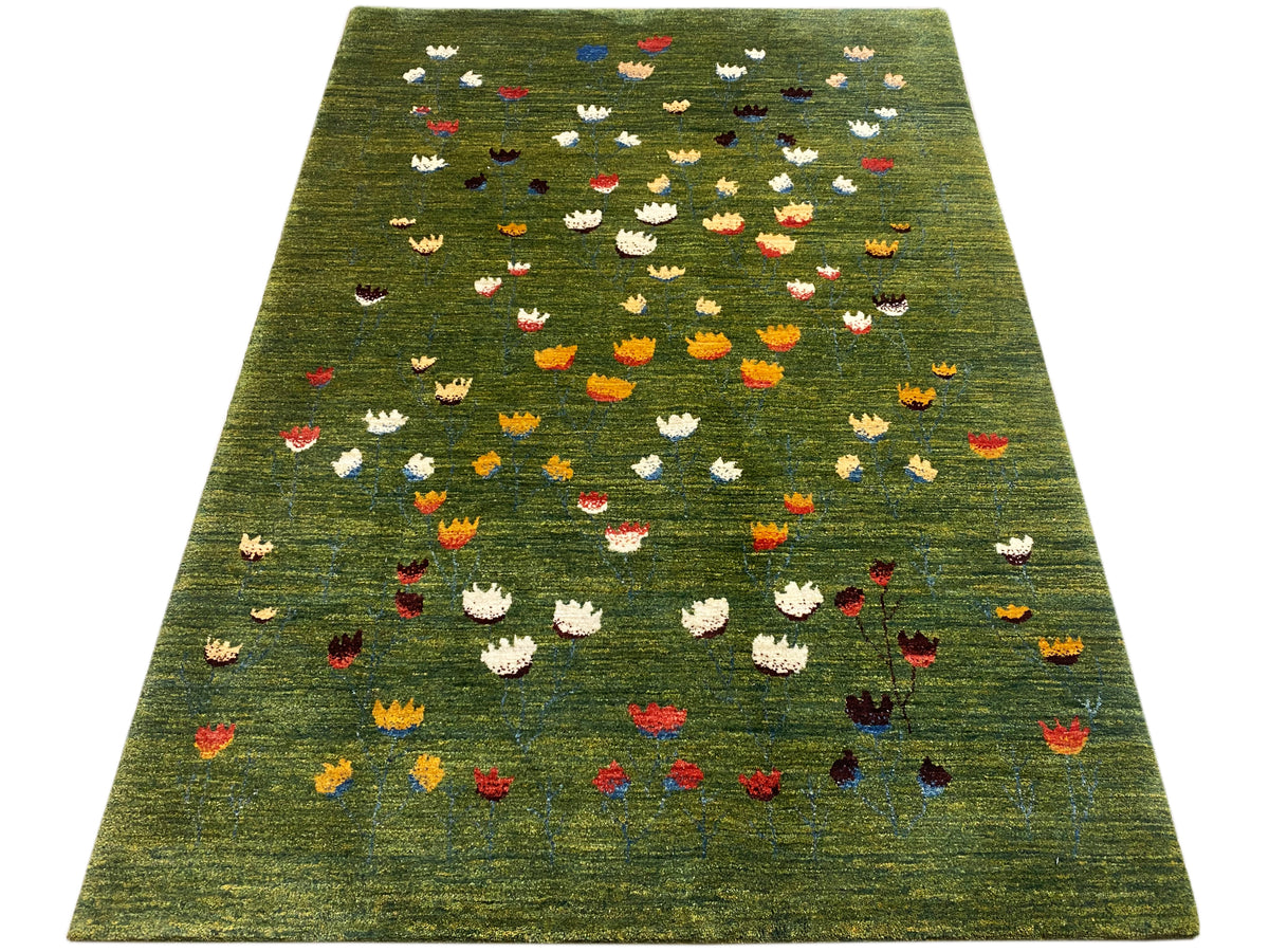 Rechteckiger Teppich in Olivgrün mit buntem, gleichmäßigem Blumenmuster