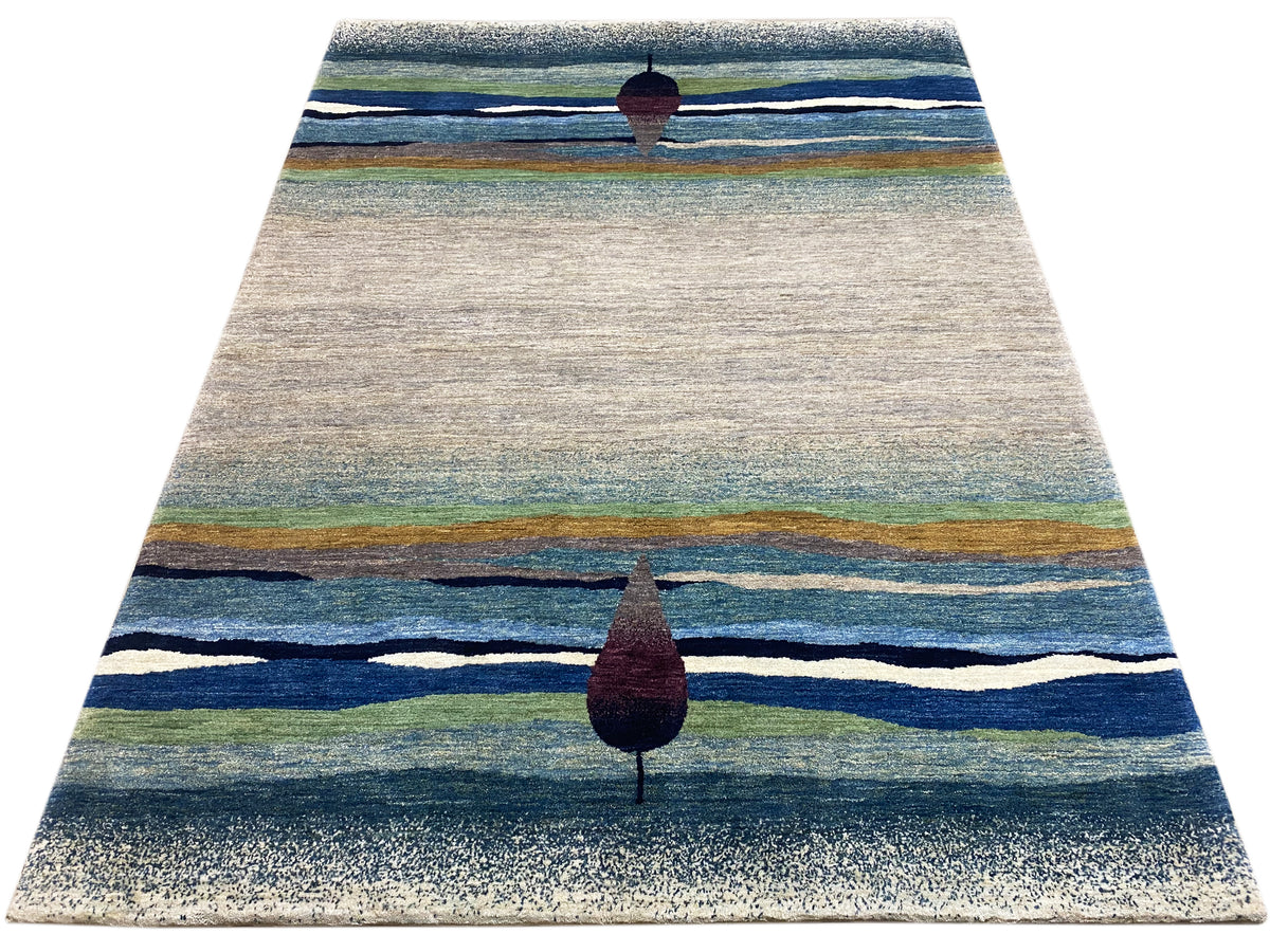 Teppich mit horizontalen Streifen in Blau, Grün und Beige und zwei burgunderfarbenen Tropfen
