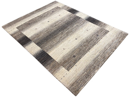 Gabbeh-Luri-Teppich 197x147, diagonal fotografiert, beige-graues Streifenmuster