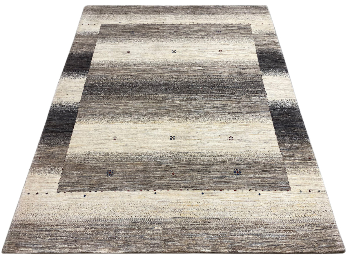 Gabbeh-Luri-Teppich 197x147 mit breiten grauen und beigen Streifen, leicht gemustert