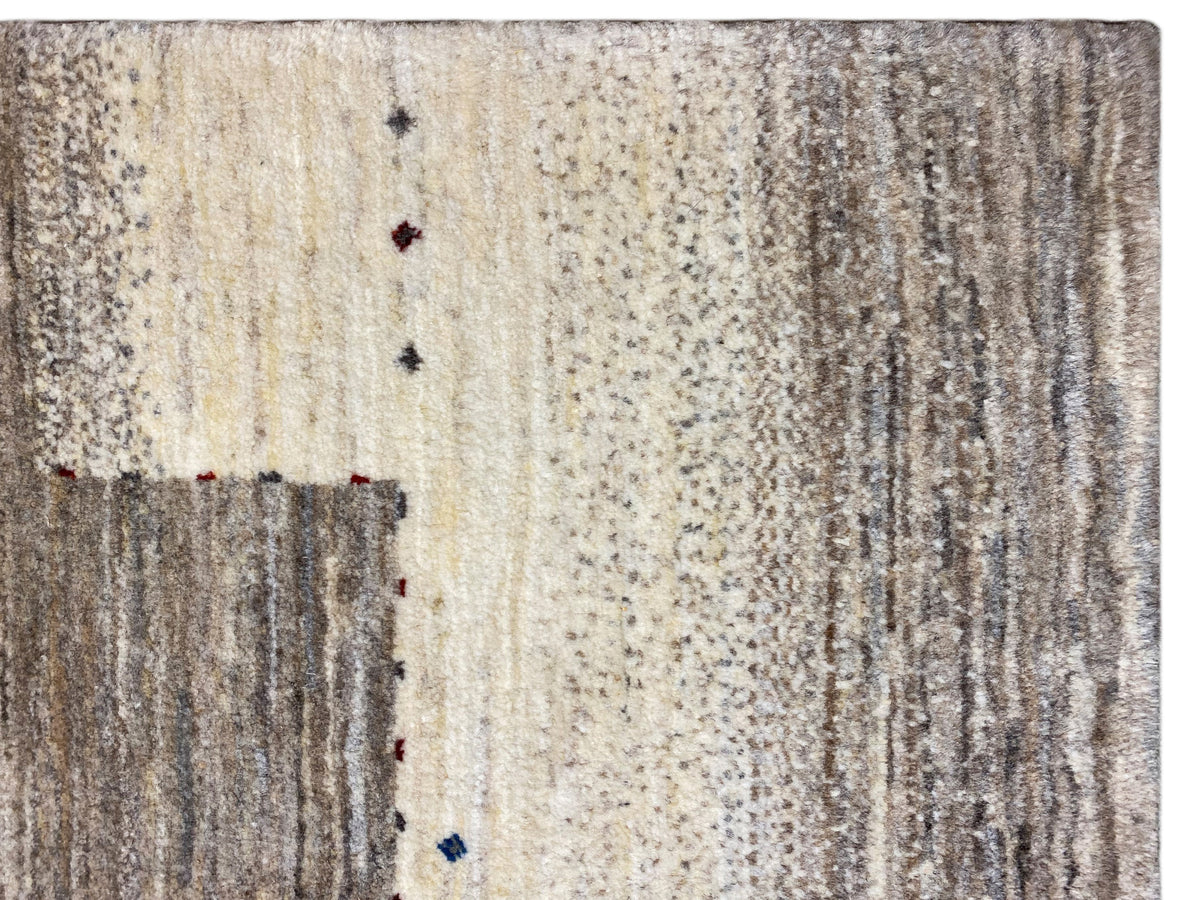 Nahansicht: Gabbeh-Luri-Teppich 197x147 mit dichter Struktur, beige-grau und kleinen Farbpunkten