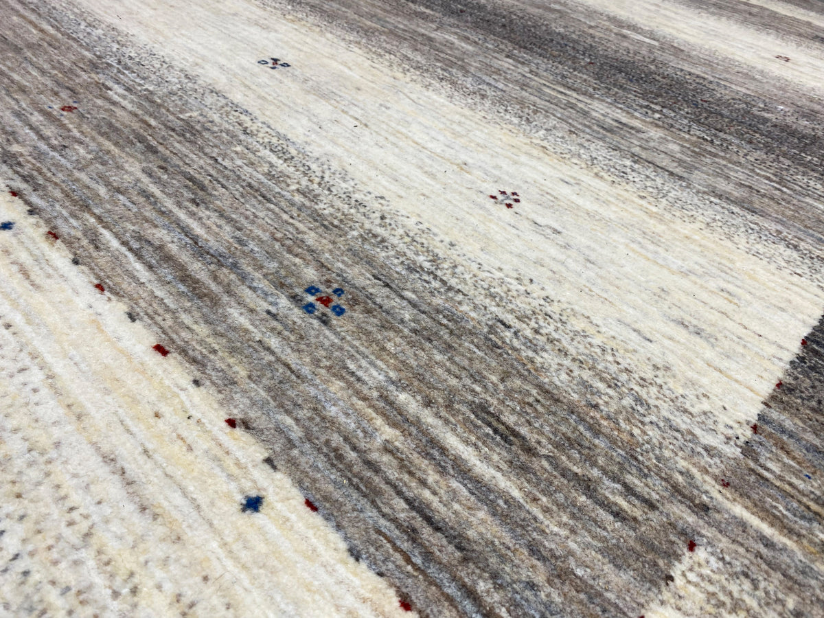Nahansicht: Gabbeh-Luri-Teppich 197x147 mit feinem Flor und mehrfarbigen Punktakzenten