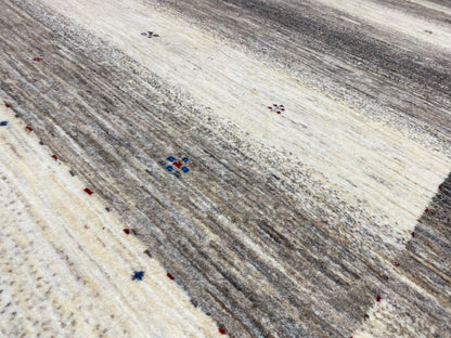 Nahansicht: Gabbeh-Luri-Teppich 197x147 mit feinem Flor und mehrfarbigen Punktakzenten