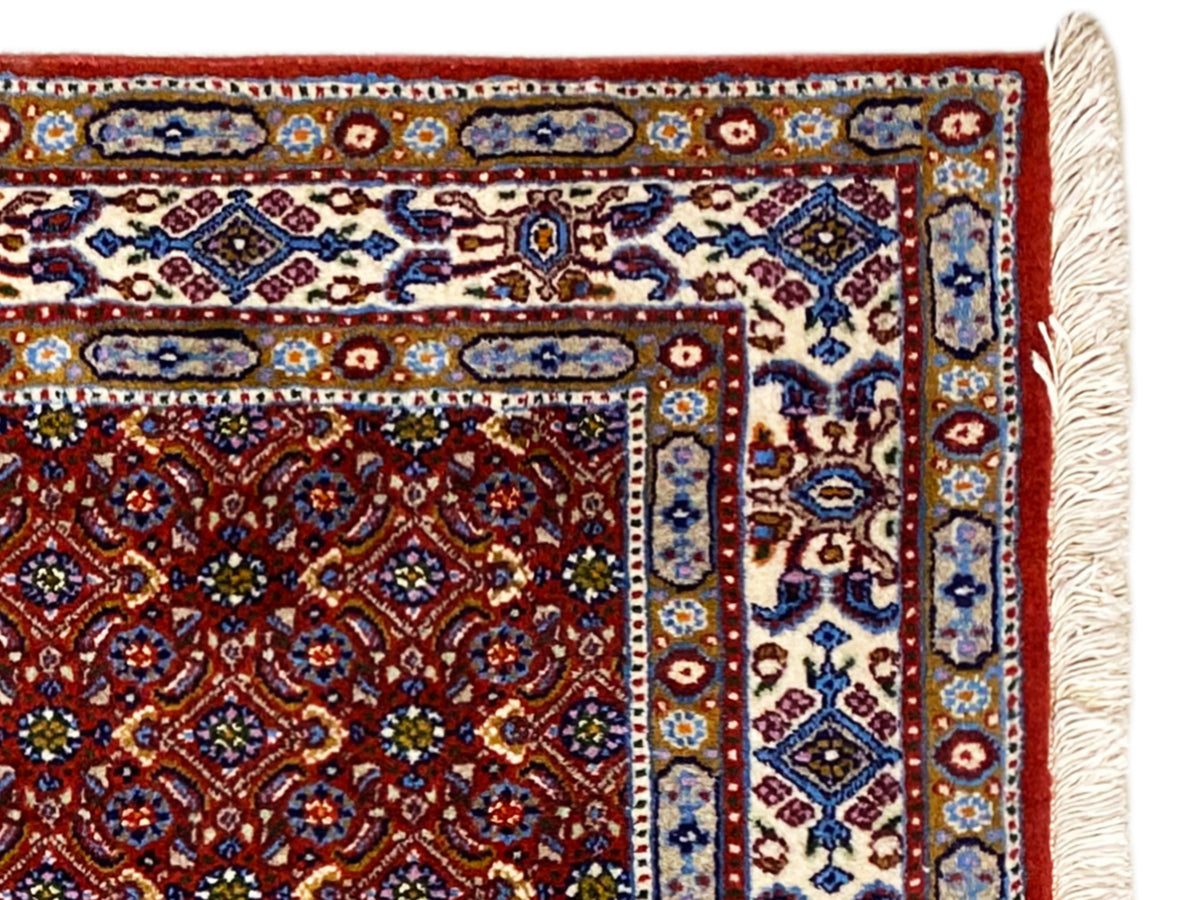 Orientteppich 132x122 cm, Detailansicht des roten Musters mit blauer Zierbordüre