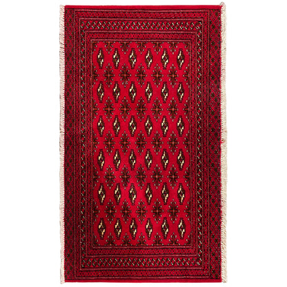 Rotbrauner Turkmen Teppich mit geometrischem Muster und Fransen an den Kanten