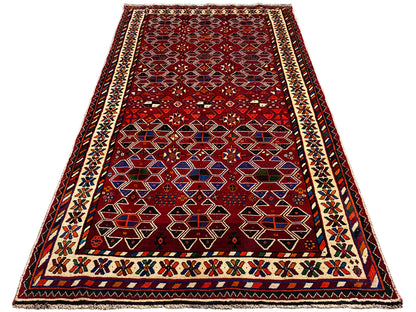 Orientteppich von oben: roter Grund, ornamentale Zierleisten und geometrische Felder