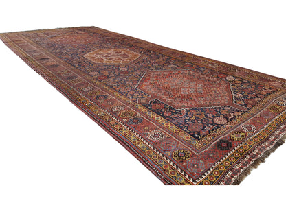 Orientteppich mit Bordüren und geometrischen Motiven in Rostrot, Blau und Gelb, 455x194 cm