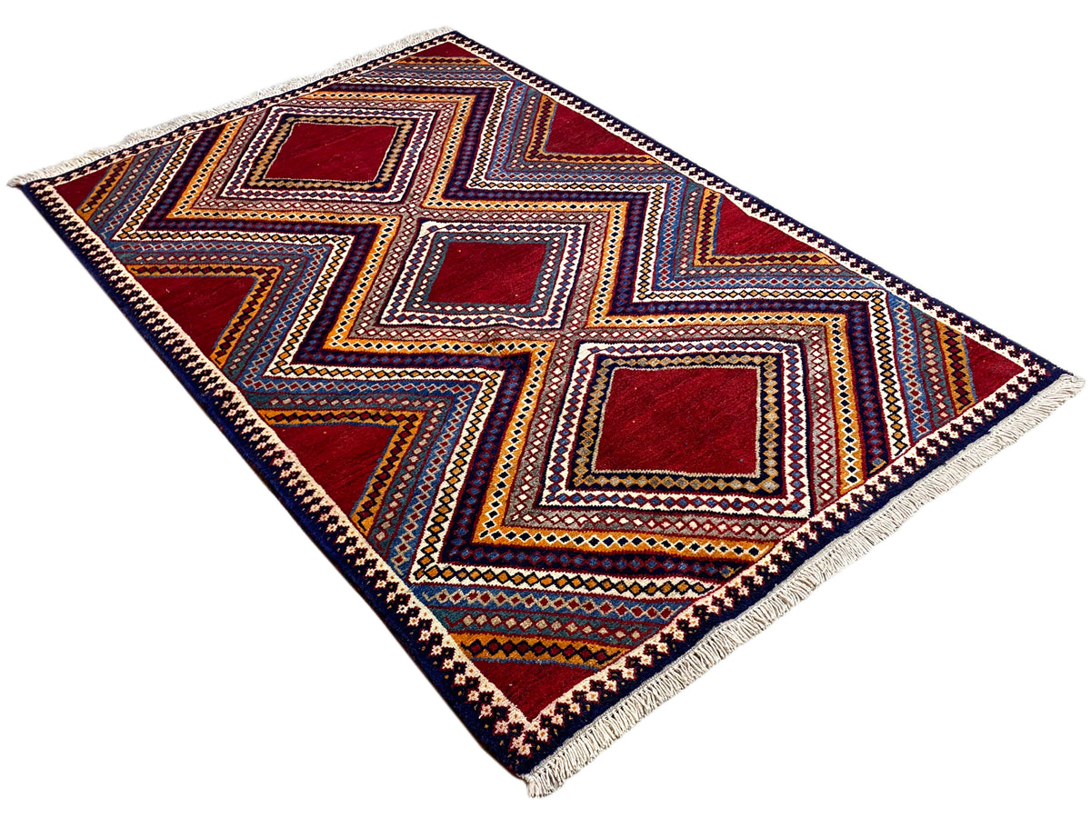 Shiraz-Teppich im schrägen Blick, Zickzack- und Diamantmuster in Rot, Blau, Gold