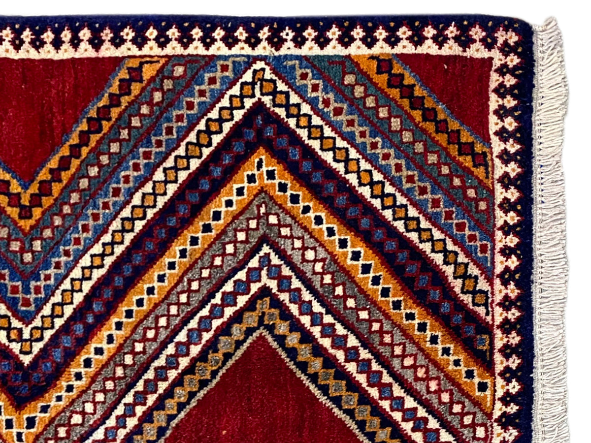 Shiraz-Teppich mit Bordüre und Zickzack-Diamanten, Rand mit Fransen in Weiß