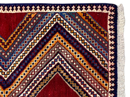Shiraz-Teppich mit Bordüre und Zickzack-Diamanten, Rand mit Fransen in Weiß