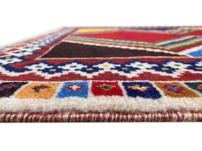 Nahaufnahme: Bordüre eines Shiraz-Teppichs mit Ornamentstreifen in Blau, Rot und Beige, kurze Florhöhe.