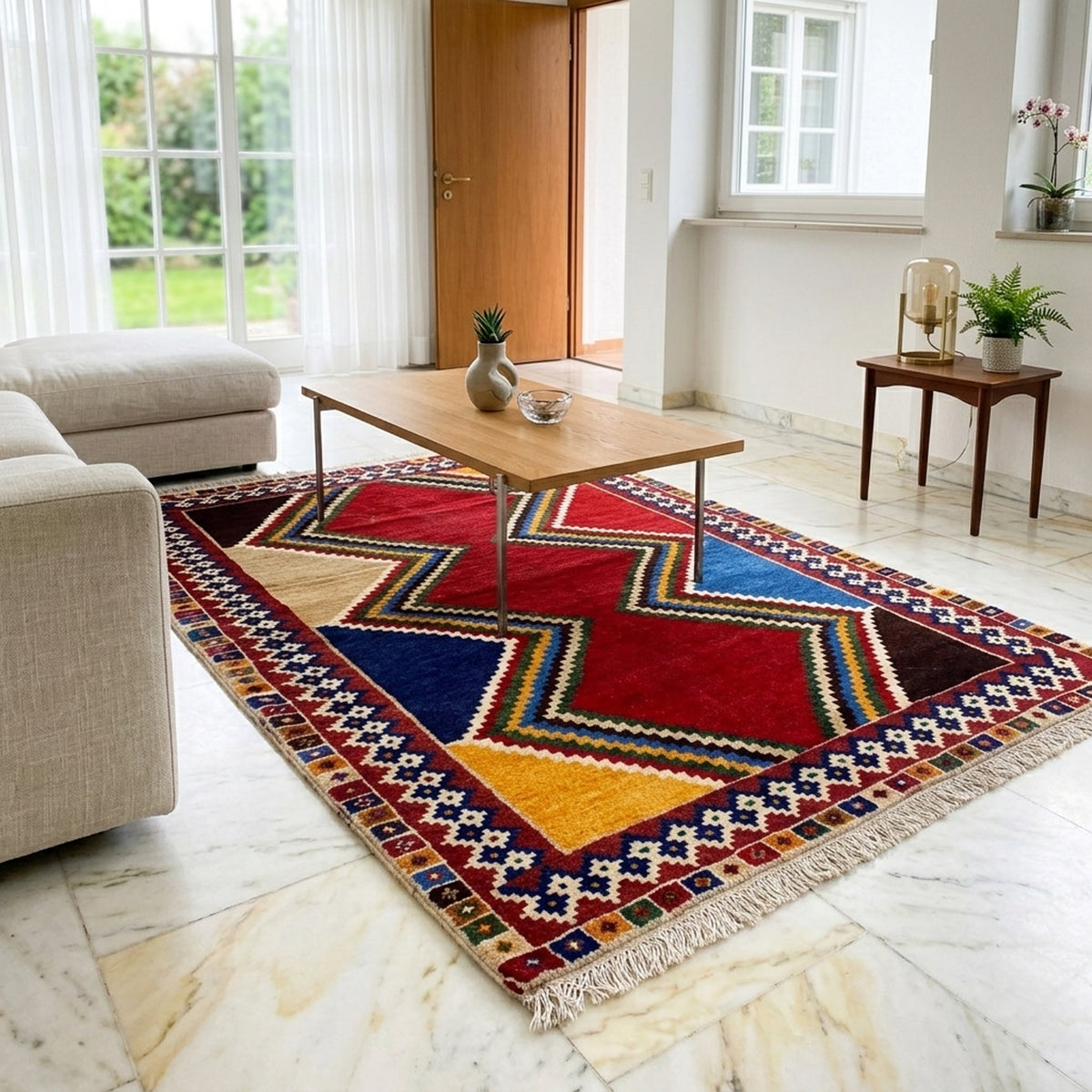 Shiraz-Teppich rechteckig mit Zickzack- und Rautenmustern in Rot, Blau, Gelb und Beige, Fransen.