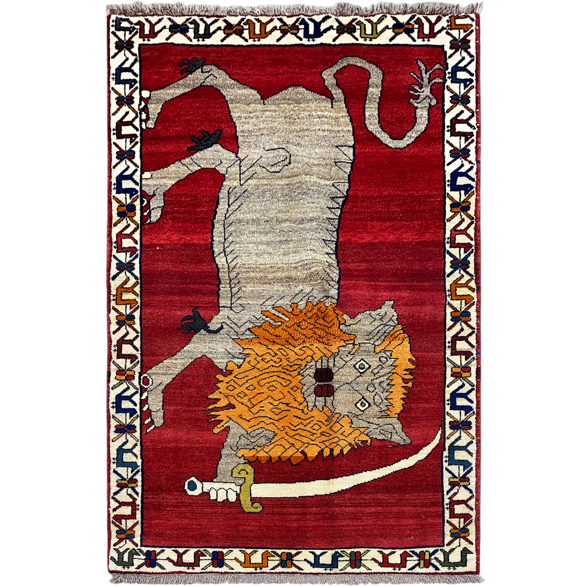 Teppich mit rotem Bordürenrahmen und zentralem Tiermotiv in Grau und Orange