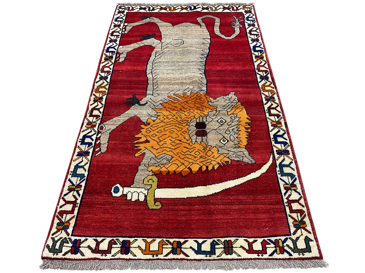 Teppich im Shiraz-Stil mit rotem Hintergrund, grauem Tier und orangefarbenem Ornament