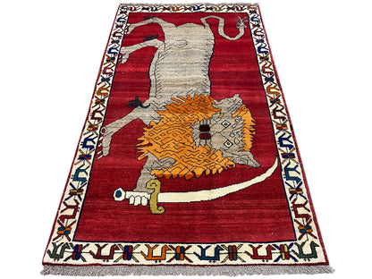 Teppich im Shiraz-Stil mit rotem Hintergrund, grauem Tier und orangefarbenem Ornament