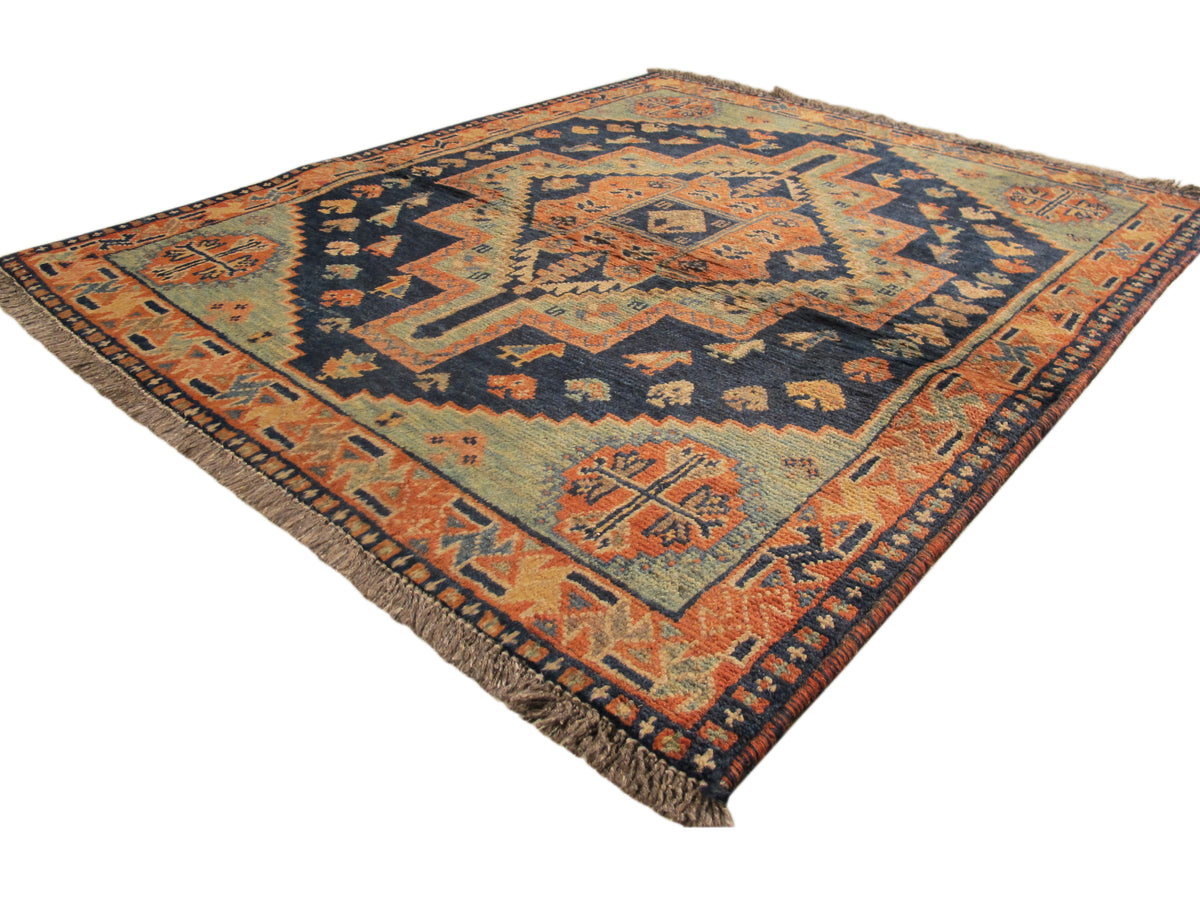 Rechteckiger Teppich mit Diamant- und Zackenornamenten in Orange, Blau und Dunkelbraun