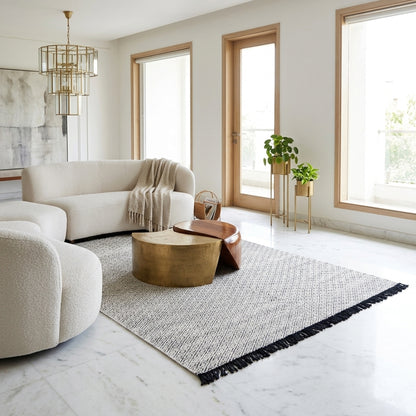 Kelim-Dhurrie-Teppich 160x230 cm, hellbeige Rauten, dunkle Fransen auf hellem Boden