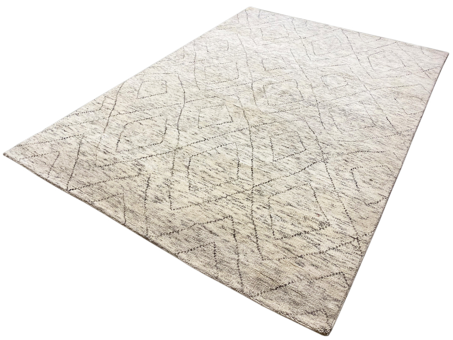 Hellgrauer Wollteppich im Berber Stil mit Ethno-Design