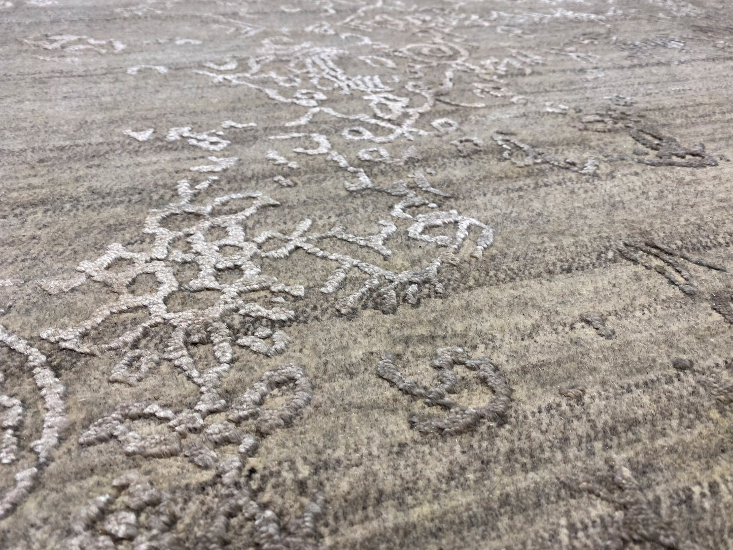 Eleganter grauer Teppich mit zeitlosem Muster