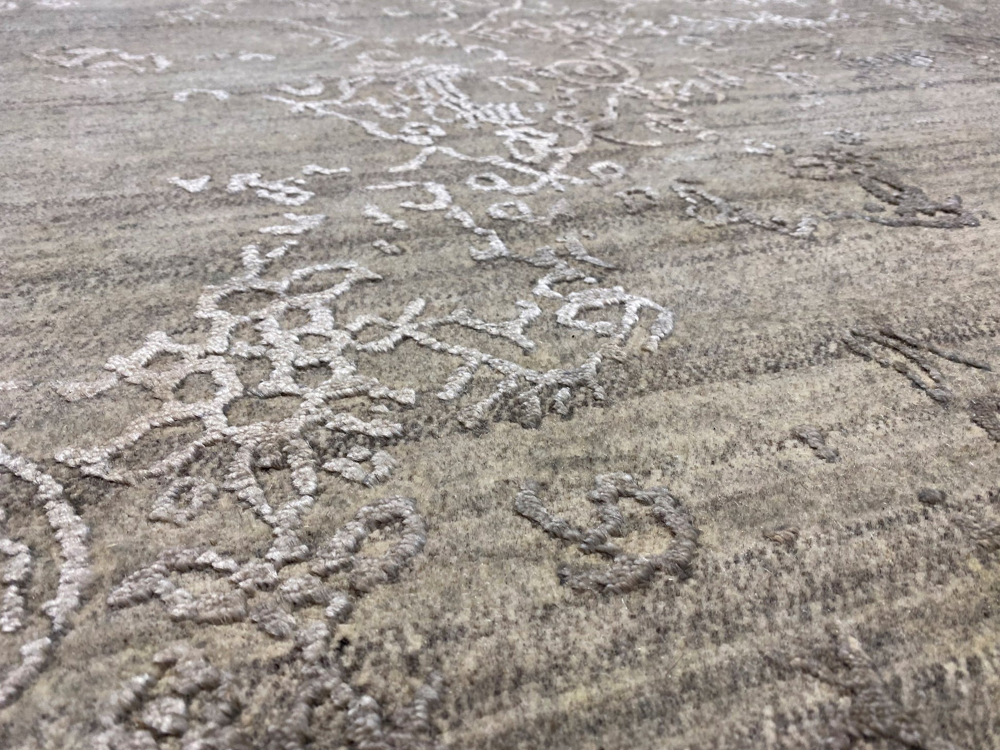 Eleganter grauer Teppich mit zeitlosem Muster