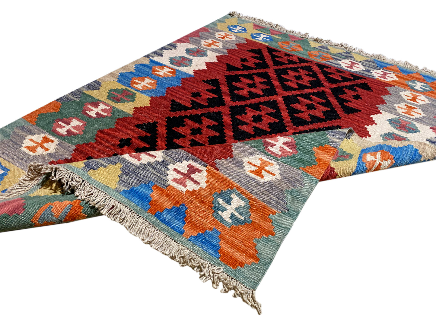 Kelim Teppich aus Naturfaser mit bunter Bordüre in Blau, Grün und Ocker