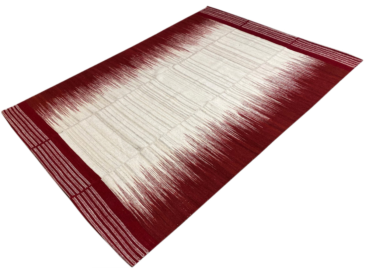 Kelim-Teppich 170x240 cm schräg gelegt: weinrote Felder und helle Streifen