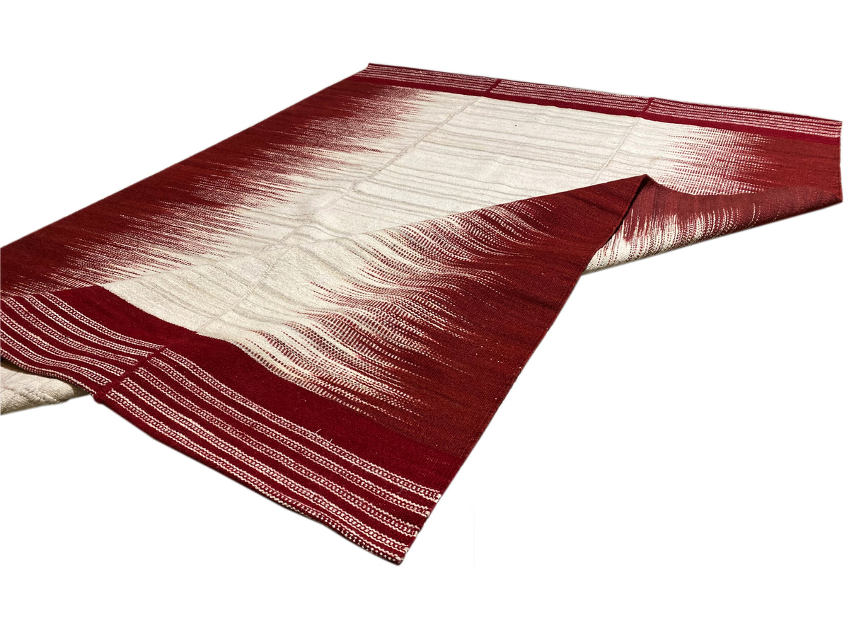 Kelim-Teppich 170x240 cm aufgerollte Ecke sichtbar: weinrot-hell gestreift