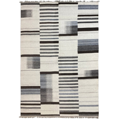 Kelim-Teppich mit geometrischen Quadraten und Streifen in Creme, Grau und Blau, Fransen.