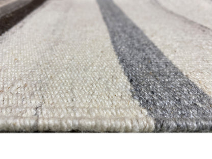 Kelim-Teppich Detail der Florhöhe und Kante: helle Fläche mit grauer Musterzone, Fransen.
