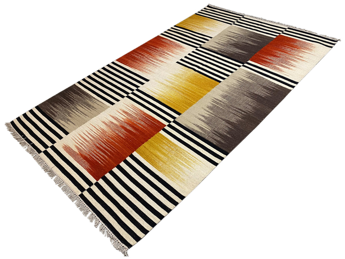 Kelim-Teppich in Strandbild-Optik: quadratische Felder mit Streifen in Schwarz, Creme, Grau, Gelb, Orange
