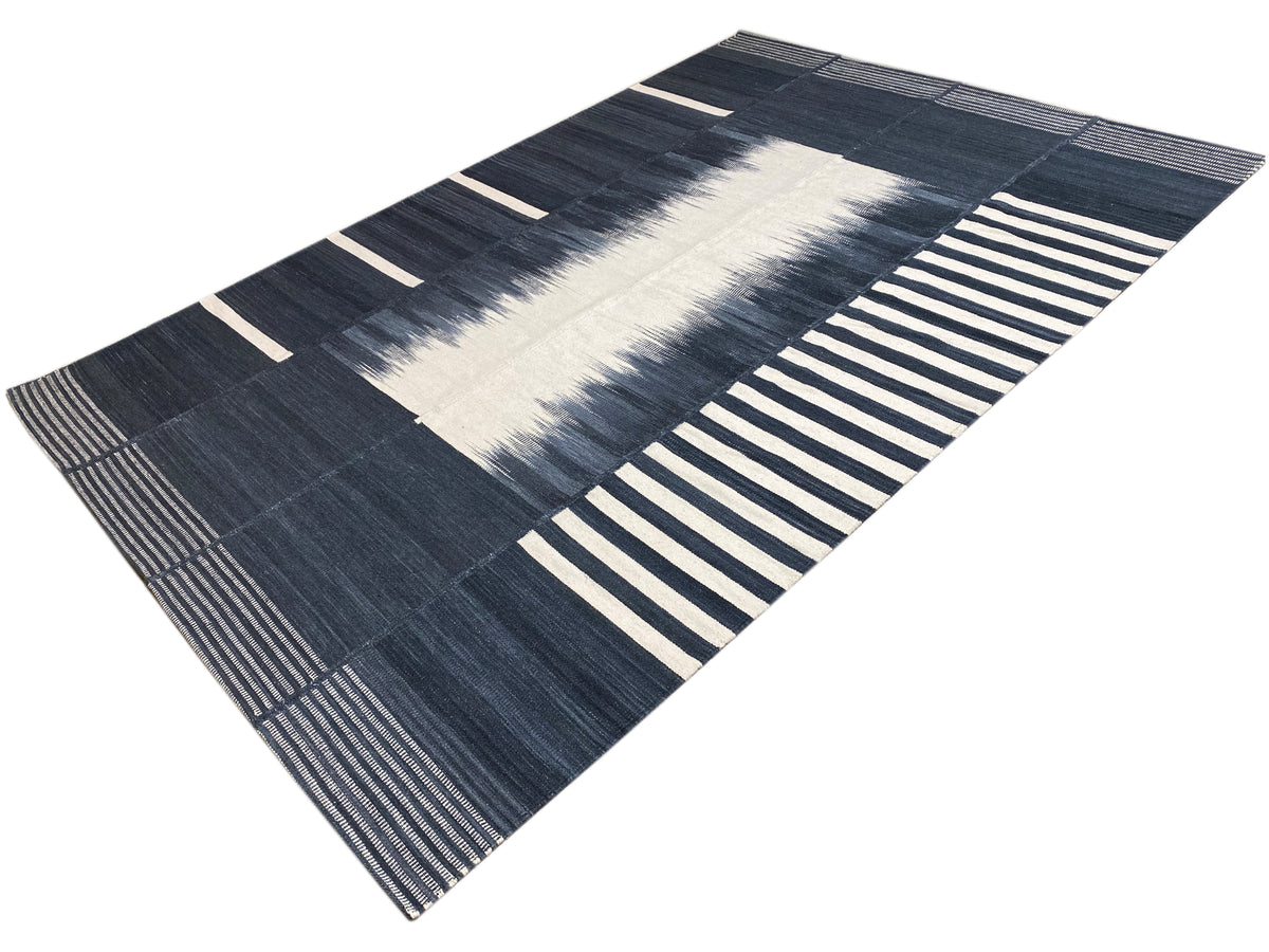 Kelim-Teppich in Dunkelblau und Creme mit diagonalen Streifen, klar abgegrenzten Feldern