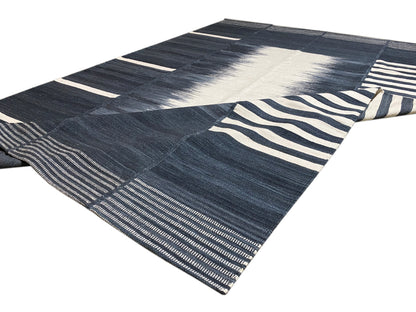 Kelim-Teppich ausgebreitet, diagonal gemustert in Dunkelblau und Creme mit Streifenrand