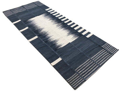 Kelim-Teppich dunkelblau/Beige mit Streifen am Rand und hellem Mittelstreifen, ca. 200x80 cm