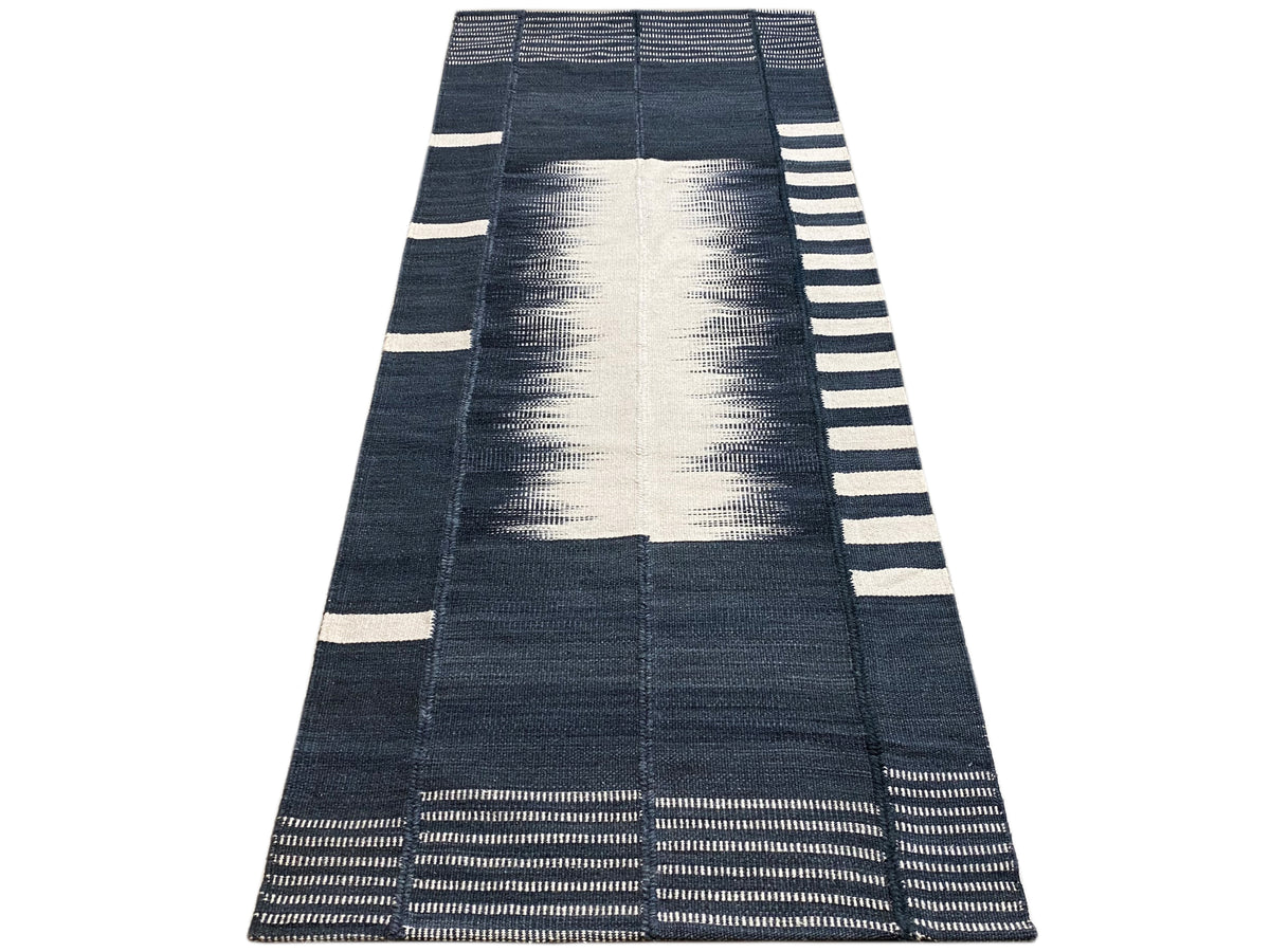 Kelim-Teppich in Dunkelblau mit beigen Blockfeldern, Streifensaum und hellem Zentrum, 200x80 cm